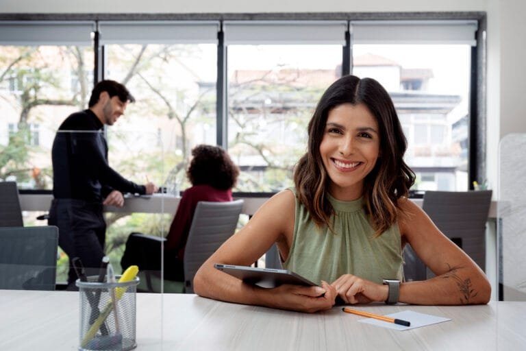 Mulher sentada em uma mesa com uma prancheta montando um plano de carreira